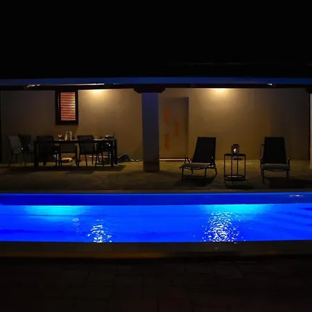 Pool House Bruno Nin