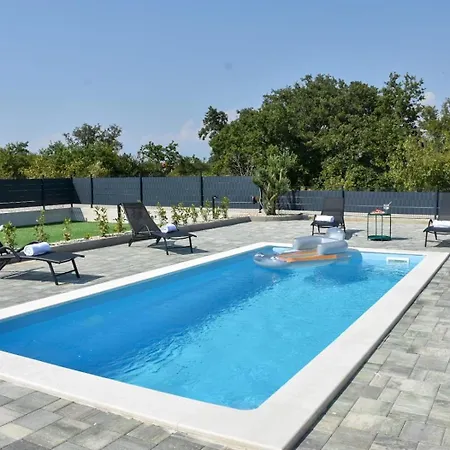 Pool House Bruno Daire *