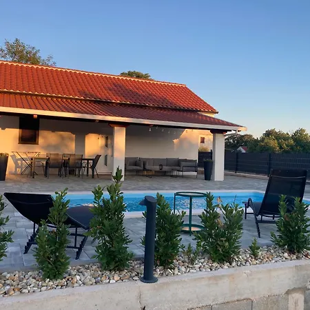 Pool House Bruno Apartman *