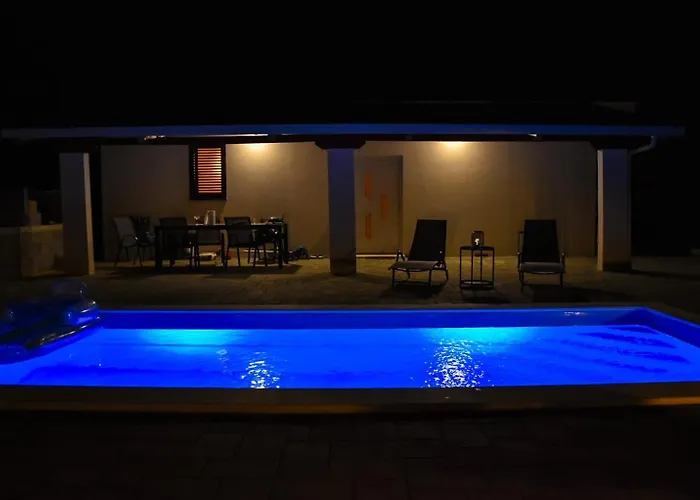 Pool House Bruno Nin