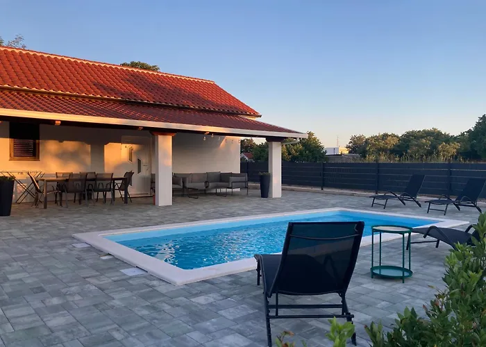 Pool House Bruno Nin