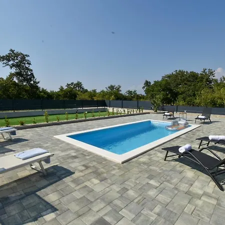 Pool House Bruno *