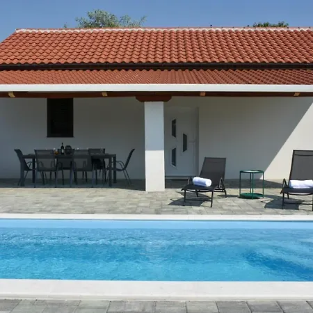 Pool House Bruno 公寓