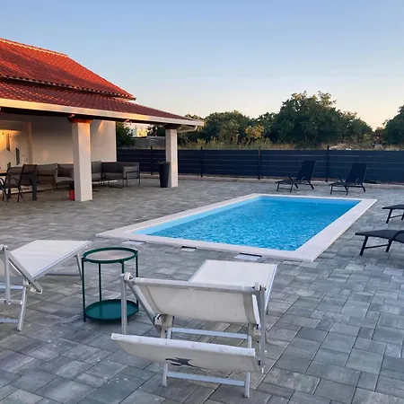 Pool House Bruno Lägenhet