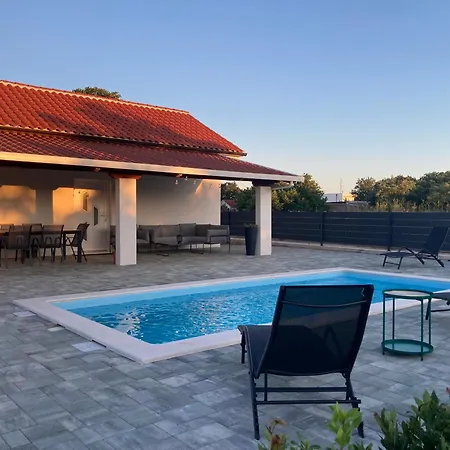 Pool House Bruno Nin