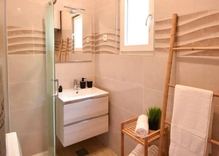 Pool House Bruno דירה נין